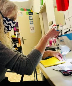 ČEZ podpořil nákup šicích strojů a tím zvýšil počet ušitých roušek
