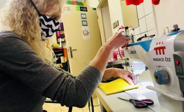 ČEZ podpořil nákup šicích strojů a tím zvýšil počet ušitých roušek