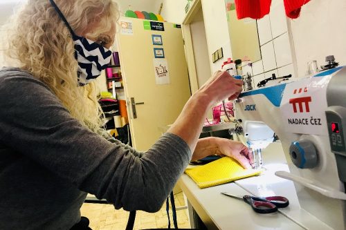 ČEZ podpořil nákup šicích strojů a tím zvýšil počet ušitých roušek